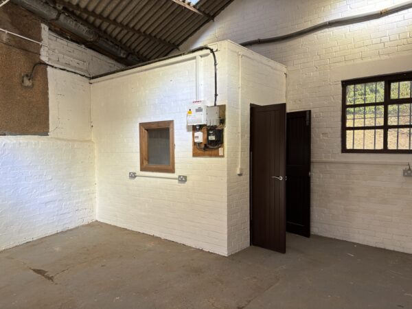 img_5291 850 sqft Workshop Unit with Secure Yard 36A Commercial Street Markinch